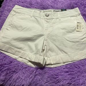 Aeropostale midi 3 1/2 Seam white shorts size 6